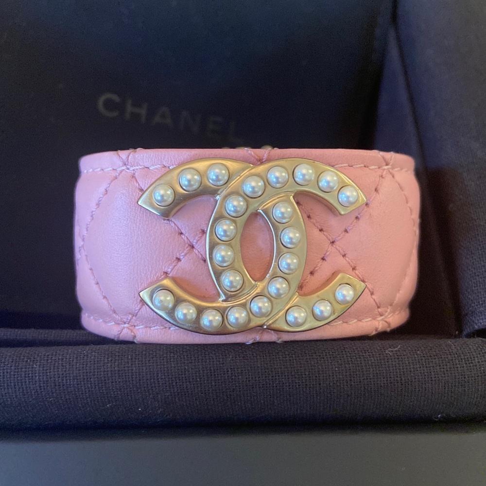 Sold)))Chanel quilted pearl cc logo leather